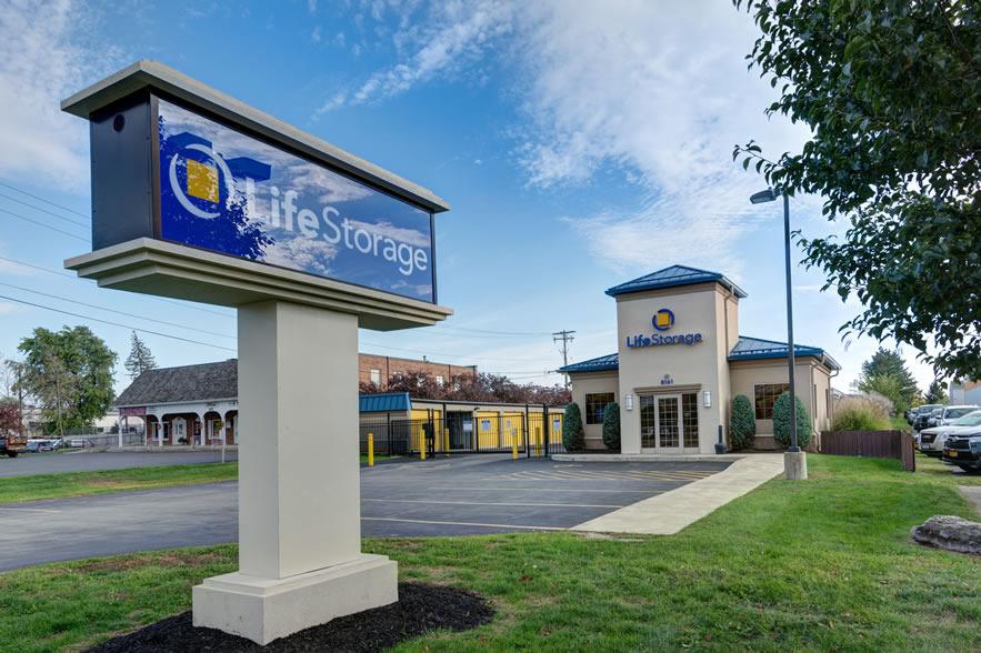 Life Storage | 8161 Main St, Williamsville, NY 14221, USA | Phone: (716) 632-7796