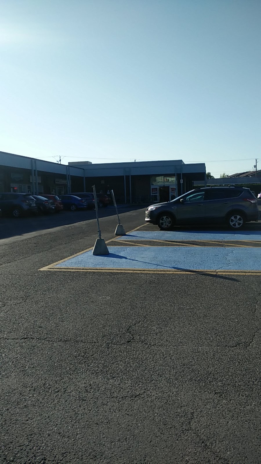 Centre commercial Ste-Julie | 99 Boulevard des Hauts-Bois, Sainte-Julie, QC J3E 3J9, Canada