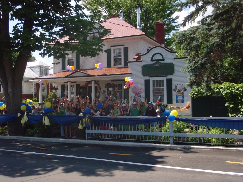 la crèmerie du pont et du pont la patate casse croute | 2 8e Rue, Crabtree, QC J0K 1B0, Canada | Phone: (450) 754-1225