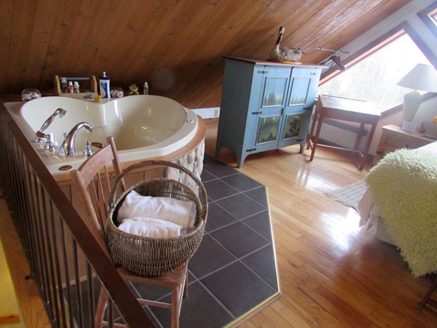 Auberge Le Refuge | 2672 Chem. du Village, Mont-Tremblant, QC J8E 1E9, Canada | Phone: (819) 681-7304