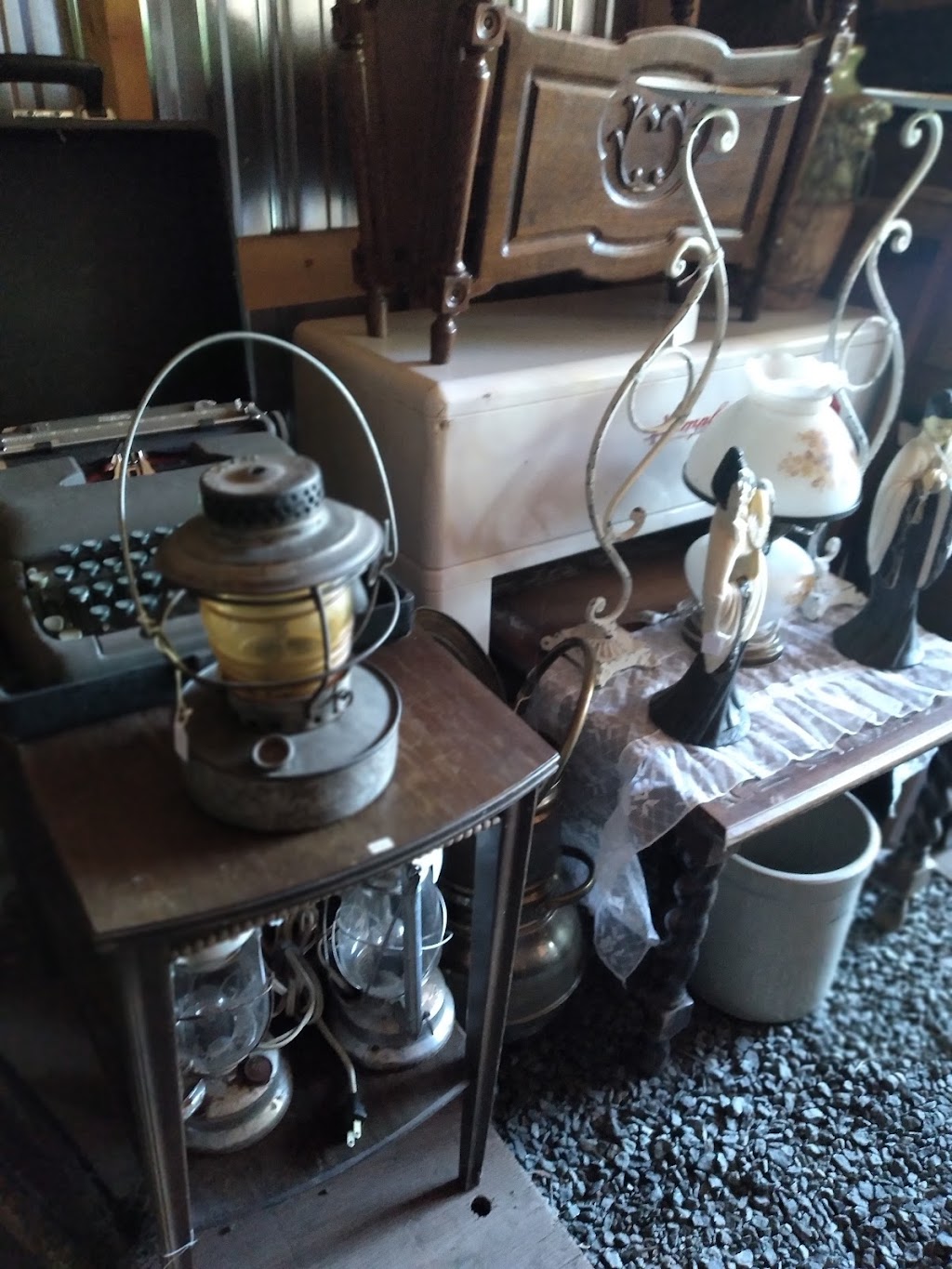 Black creek antiques and collectibles | 2357 Catherwood Rd, Black Creek, BC V9J 1J3, Canada | Phone: (250) 337-8403