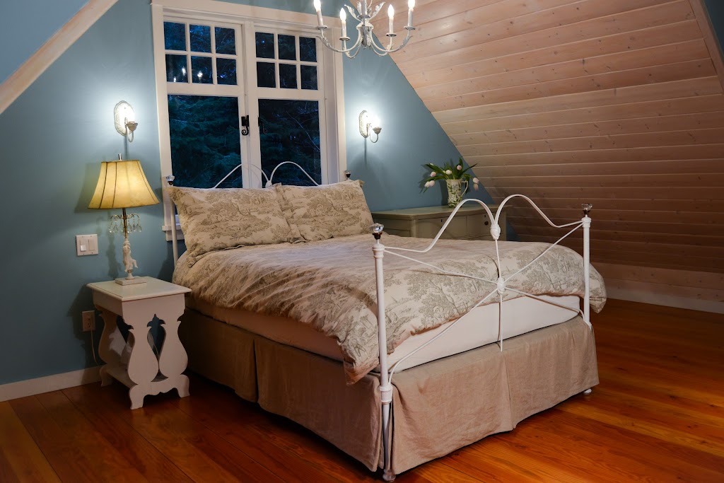 Perrywinkle Cottage | 692 Cedar Dr, Quathiaski Cove, BC V0P 1N0, Canada | Phone: (250) 285-3664
