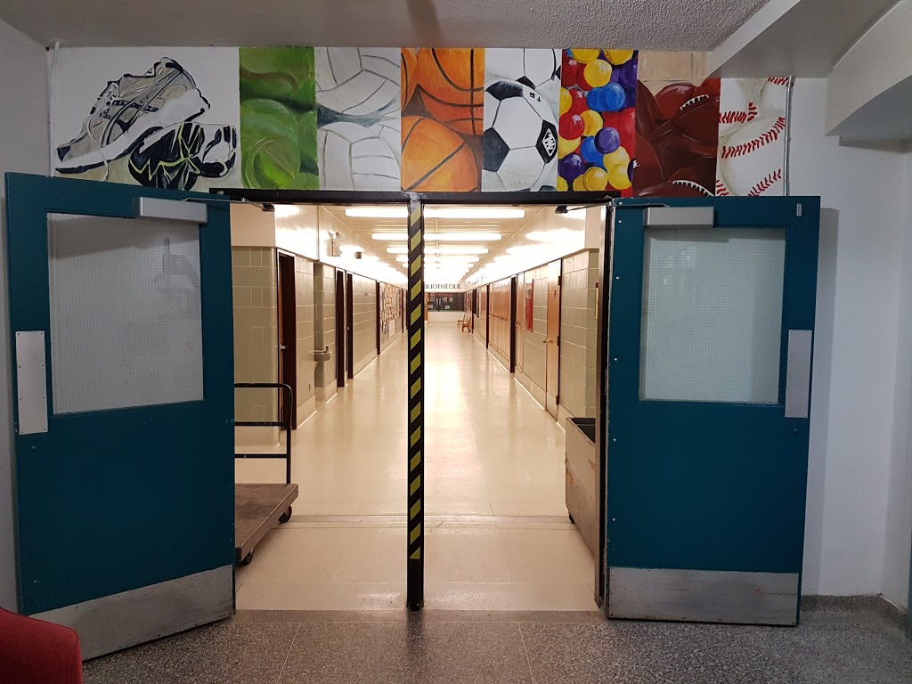 Vincent Massey Public School | 745 Smyth Rd, Ottawa, ON K1G 1N9, Canada | Phone: (613) 733-5955