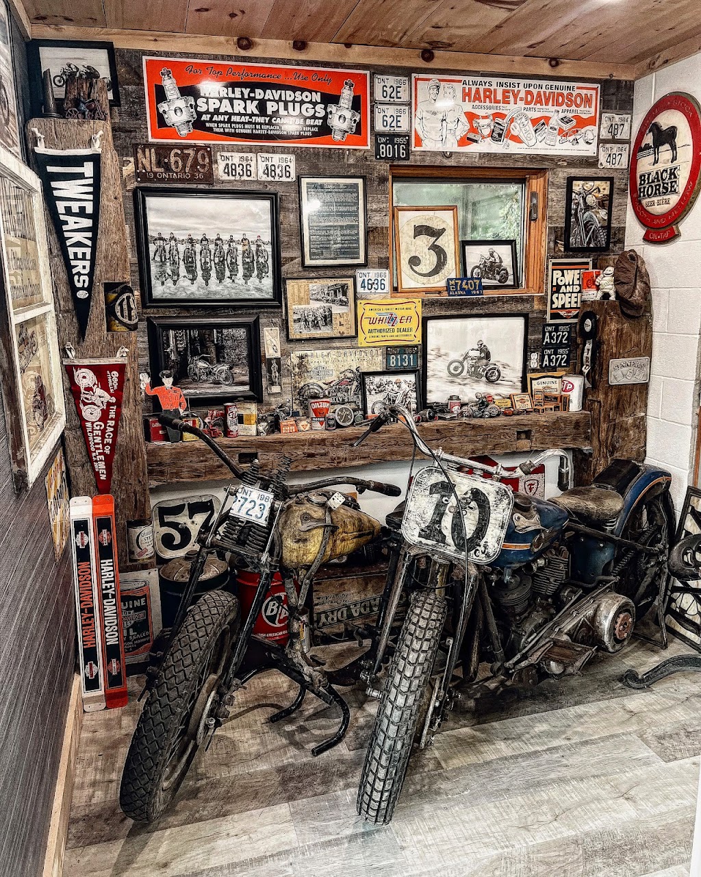 Black Horse Motor Inn | 107 2nd Ave N, Sauble Beach, ON N0H 2G0, Canada | Phone: (226) 930-6360
