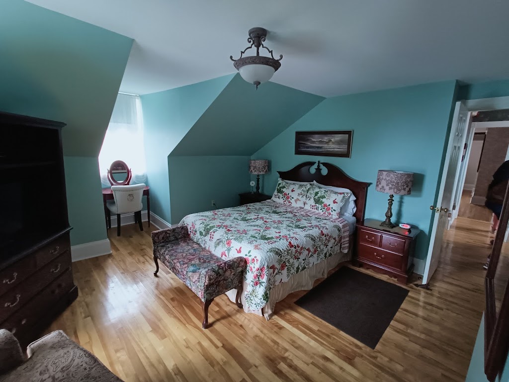 Dawson House Bed & Breakfast | 122 N River Rd, Charlottetown, PE C1A 3K8, Canada | Phone: (902) 628-3886