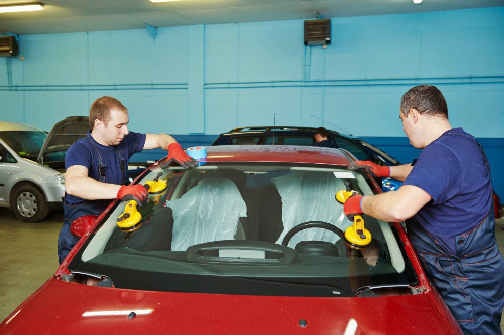 Etobicoke Auto Glass Repair | 1365 Mid-Way Blvd, Mississauga, ON L5T 2J5, Canada | Phone: (416) 945-9323