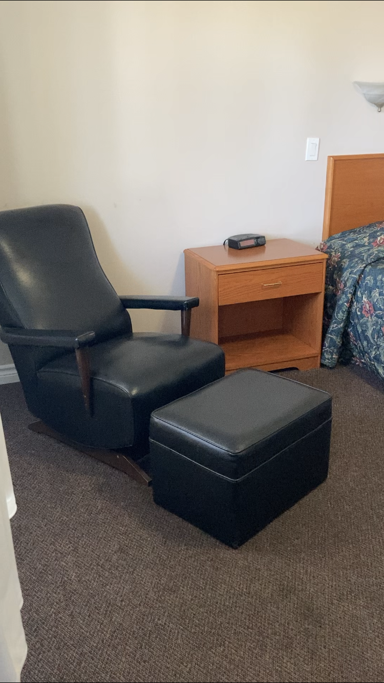 Maple Leaf Inn | 481 Broadway St, Kincardine, ON N2Z 2C2, Canada | Phone: (519) 396-5888