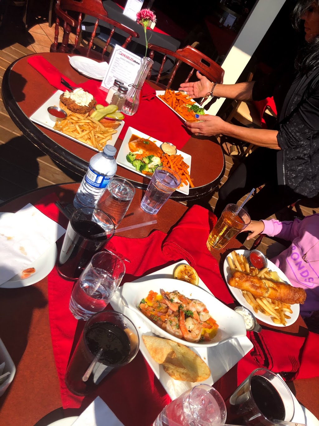 Knuckles Bar & Grill | 15057 Marine Dr #100, White Rock, BC V4B 1C4, Canada | Phone: (604) 531-0646