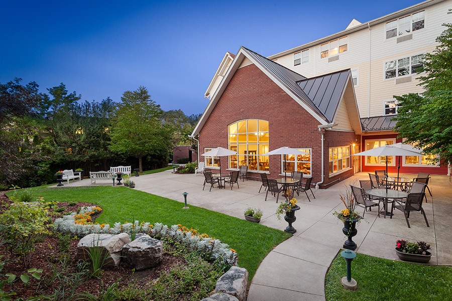 Chartwell Regency Retirement Residence | 29 Mississauga Rd N, Mississauga, ON L5H 2H7, Canada | Phone: (289) 643-1995