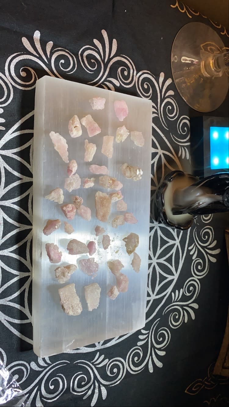Miss Kitty 905 Crystals | Broadway Ave, Hamilton, ON L8S 2V9, Canada | Phone: (905) 921-5495