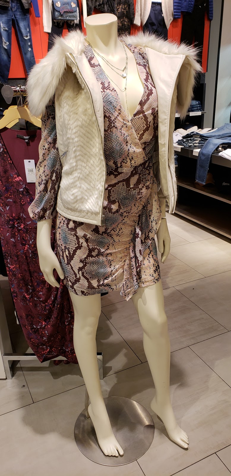 GUESS | 25 Peel Centre Dr, Brampton, ON L6T 3R5, Canada | Phone: (905) 487-0112