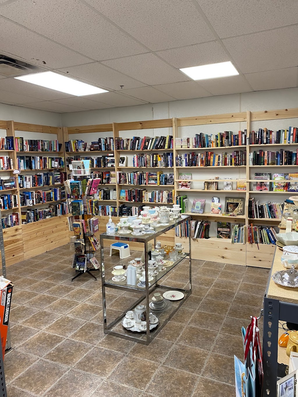 Napanee Charitable Thrift Store | 113 Richmond Blvd, Napanee, ON K7R 3Z8, Canada | Phone: (613) 354-0123