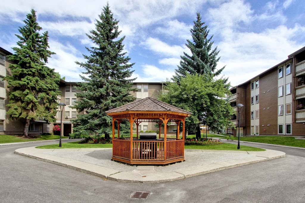 Lakeview Mews | 2528 66 Ave SW, Calgary, AB T3E 5K3, Canada | Phone: (403) 879-1595