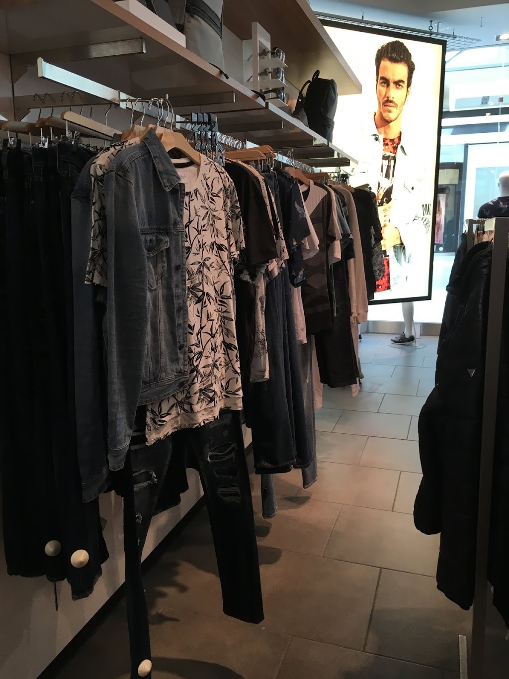 GUESS | 286 Boulevard des Promenades, Saint-Bruno-de-Montarville, QC J3V 5J5, Canada | Phone: (450) 653-1030