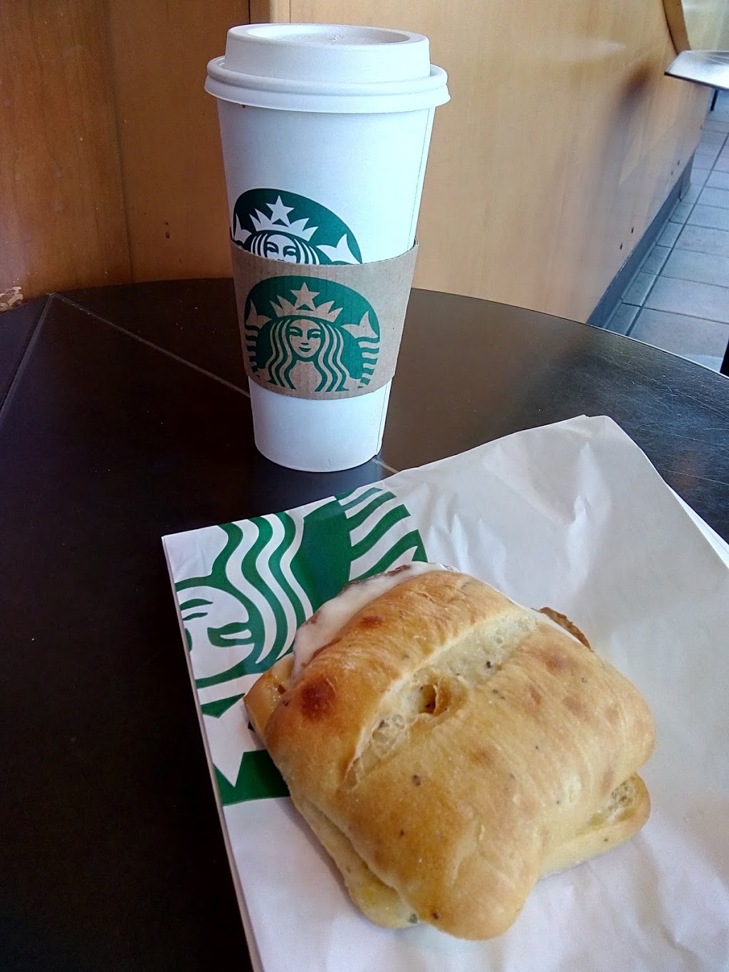 Starbucks | 3605 Shelbourne St #28, Victoria, BC V8P 4H1, Canada | Phone: (250) 472-0513