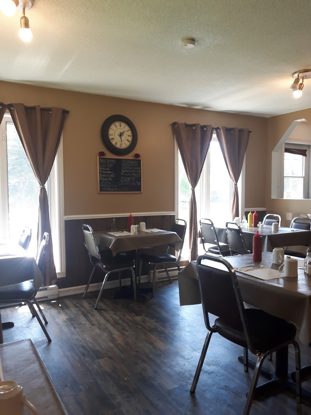 Restaurant Malyvia | 269 Chemin Pontbriand, Lac-des-Loups, QC J0X 3K0, Canada | Phone: (819) 456-4440