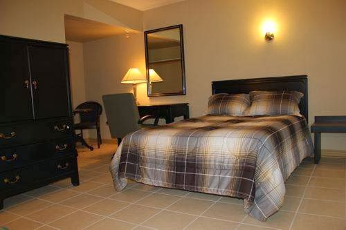 iCheck Inn Motel | 2763 Howard Ave, Windsor, ON N8X 3X7, Canada | Phone: (519) 915-8727