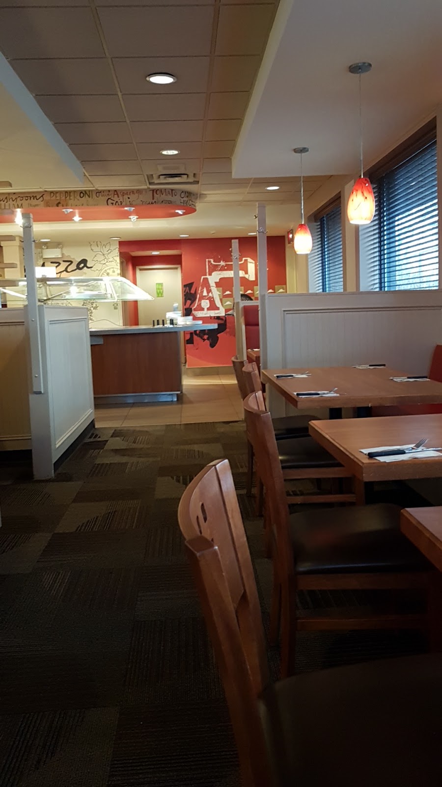 Pizza Hut | 1920 Bank St, Ottawa, ON K1V 7Z8, Canada | Phone: (613) 526-4418