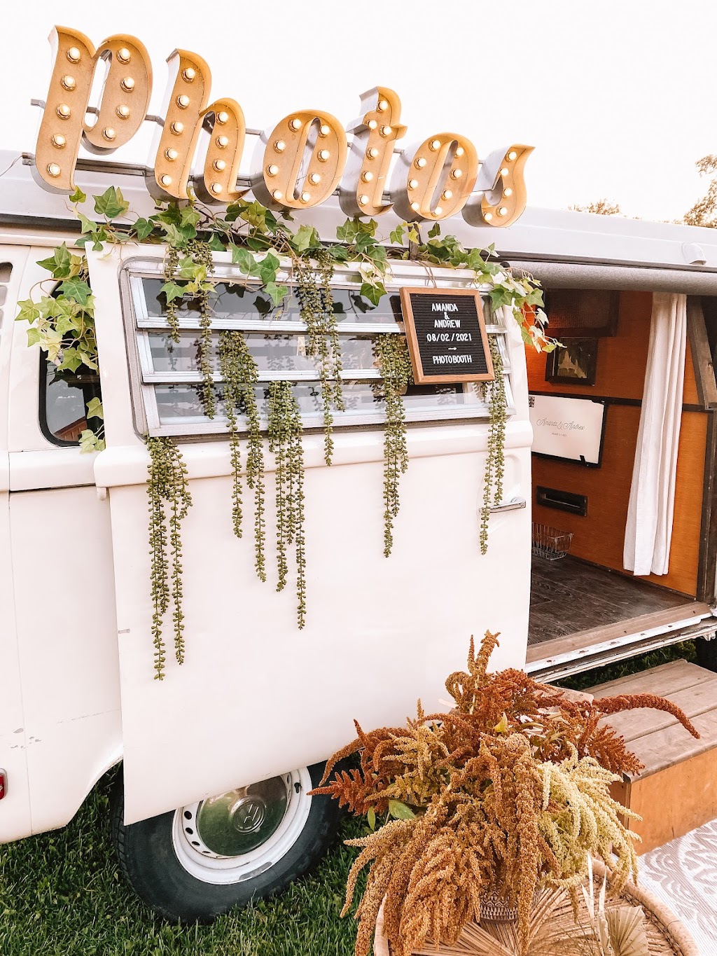 The Photo Bus Booth | 463 Athol St E, Oshawa, ON L1H 1L5, Canada | Phone: (416) 720-3270