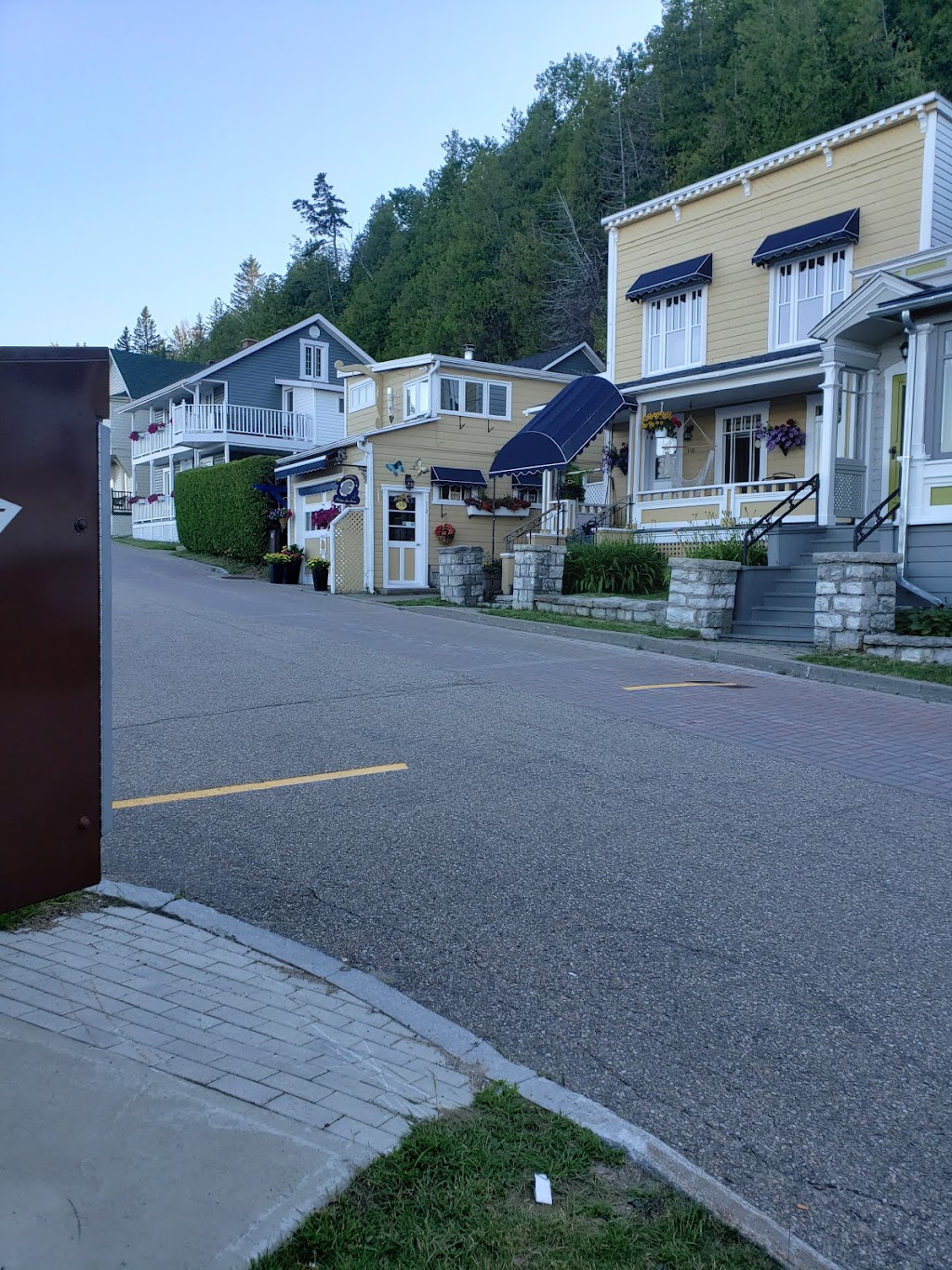 Délices du Petit Manoir du Casino | 525 Chem. des Falaises, La Malbaie, QC G5A 2V5, Canada | Phone: (418) 665-8888