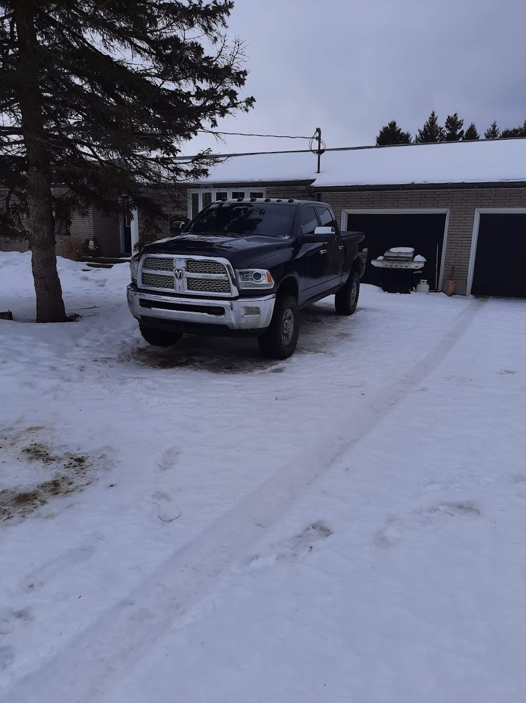 Lenart Motors | 3301 Lewis Rd, Putnam, ON N0L 2B0, Canada | Phone: (519) 721-3004