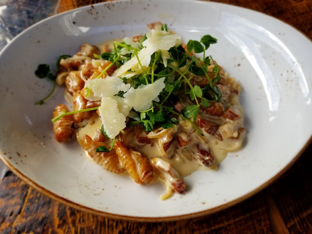 Pic Bois Bistro Taverne Mirabel | 12300 Rue de Chaumont #200, Mirabel, QC J7J 0T8, Canada | Phone: (450) 951-9630