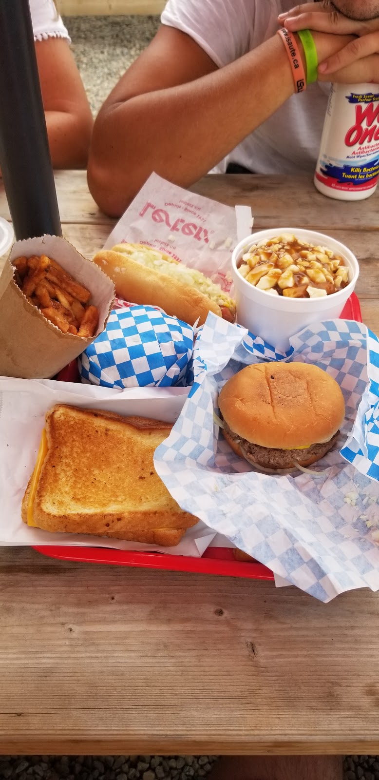 La Ptite Patate Chez Léo | 8001 Boulevard du Curé Labelle, Labelle, QC J0T 1H0, Canada | Phone: (819) 686-1010
