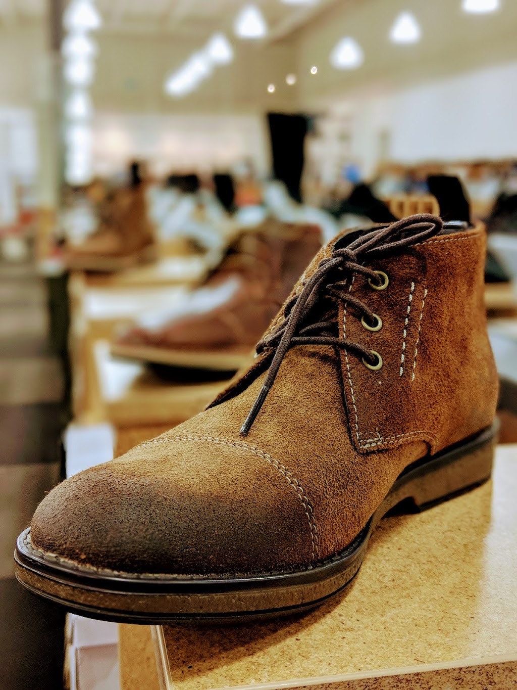 DSW Designer Shoe Warehouse | 17890 Yonge St, Newmarket, ON L3Y 8S1, Canada | Phone: (905) 952-2121