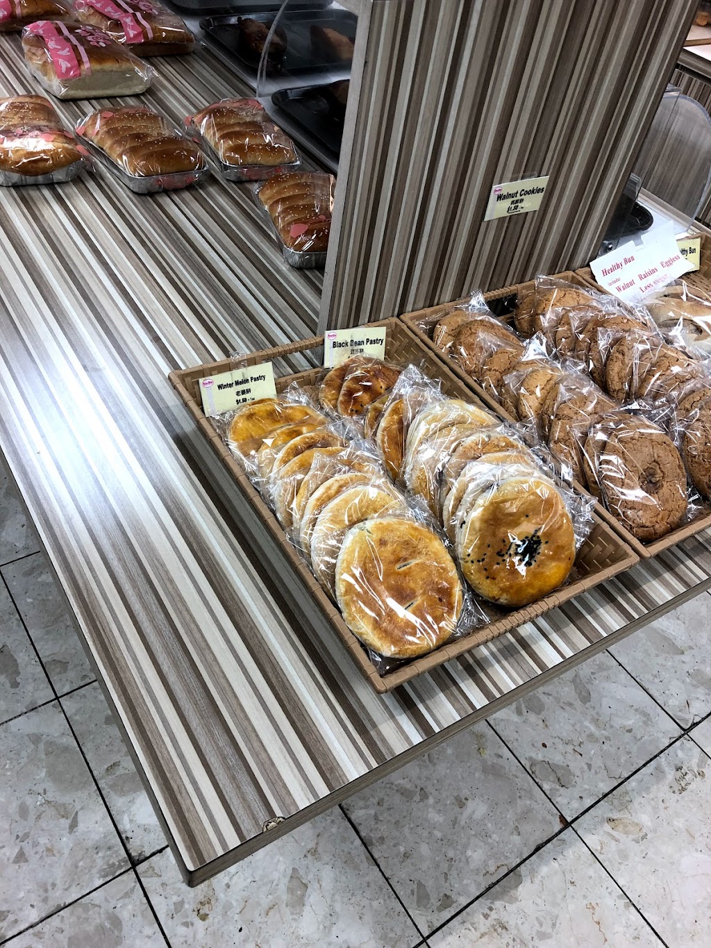 Kin Kin Bakery and Bubble Tea | 499 Main St S, Brampton, ON L6Y 1N7, Canada | Phone: (905) 456-1616