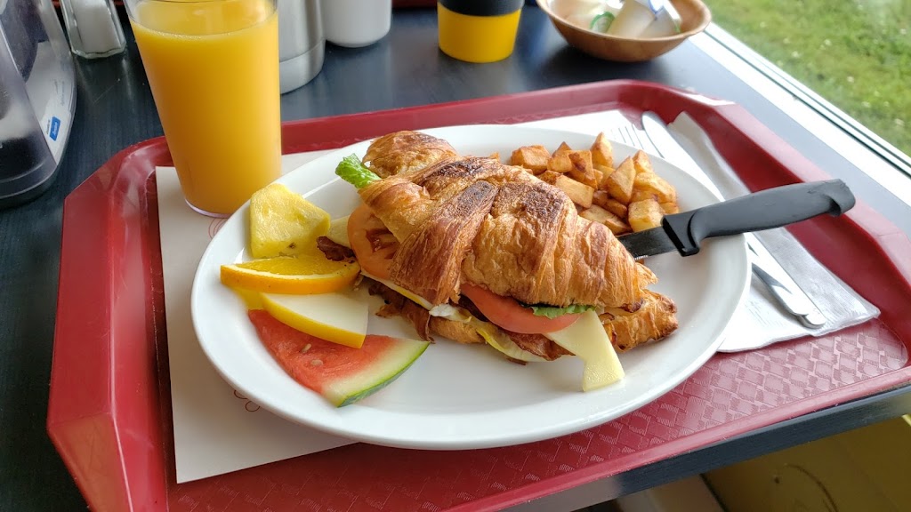 Resto Chez Caro | 281 route tadoussac, QC-172, Saguenay, QC G7H 5A8, Canada | Phone: (418) 973-7272