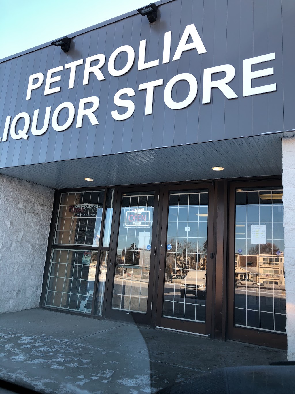 Petrolia Liquor Store | 11431 40 Ave NW, Edmonton, AB T6J 0R5, Canada | Phone: (780) 438-0448