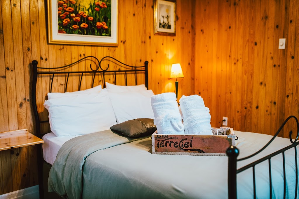 Gîte TerreCiel B & B | 113 Rue-Sainte Anne, Baie-Saint-Paul, QC G3Z 1N9, Canada | Phone: (418) 435-0149