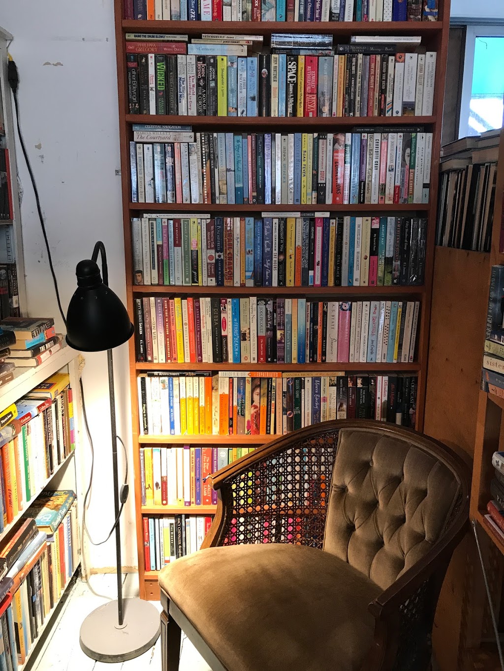 Arbutus books | 87 Nicol St, Nanaimo, BC V9R 4S7, Canada | Phone: (250) 753-1036