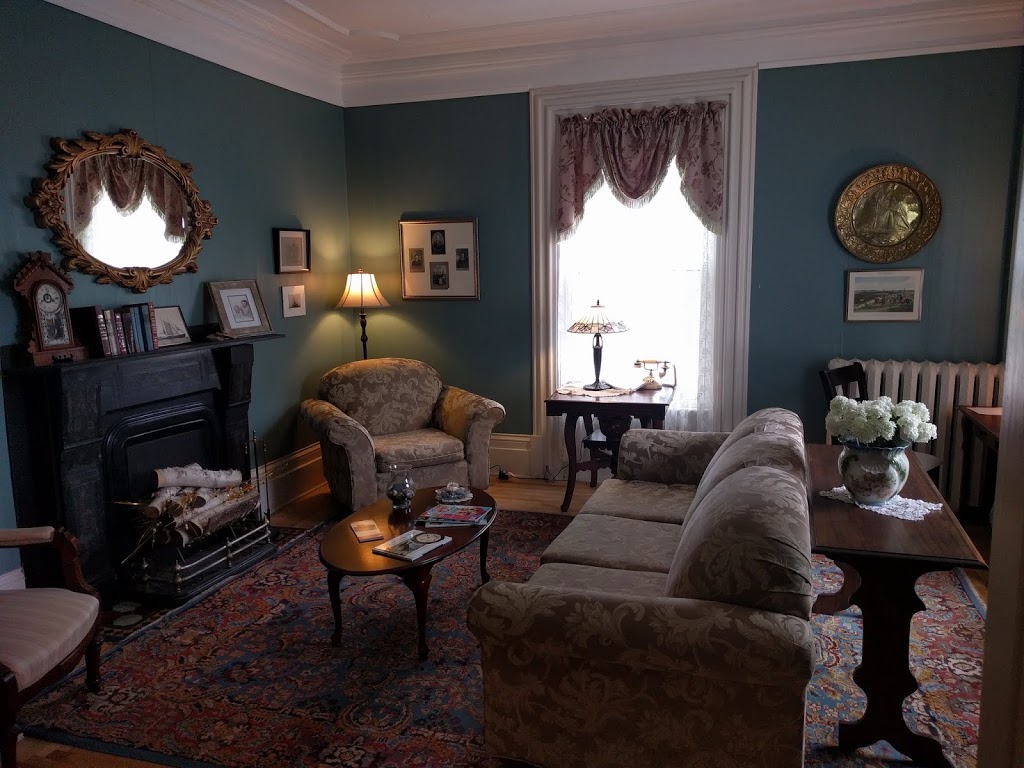 Bluenose Lodge | 10 Falkland St, Lunenburg, NS B0J 2C0, Canada | Phone: (902) 634-8851