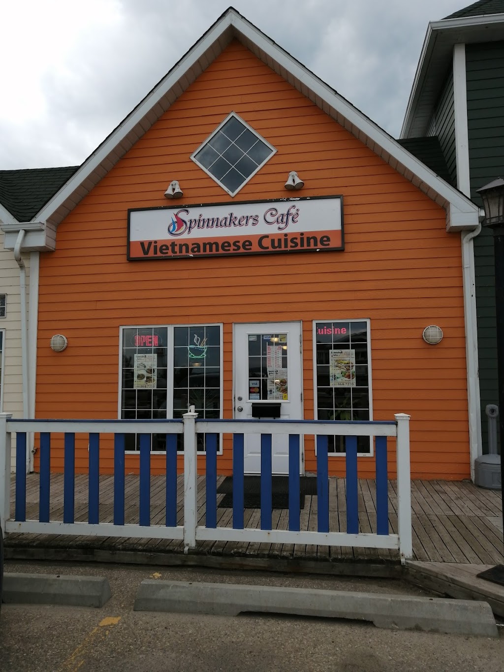 Spinnakers Cafe | 5227 Lakeshore Dr #109, Sylvan Lake, AB T4S 1Y8, Canada | Phone: (403) 864-7230
