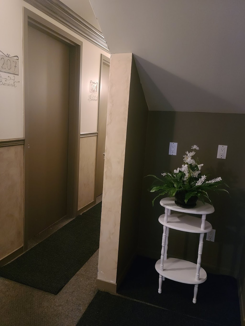 Hôtel Écono-Confort | 359 Av. de Grand-Mère, Grand-Mère, QC G9T 2H1, Canada | Phone: (819) 538-2020
