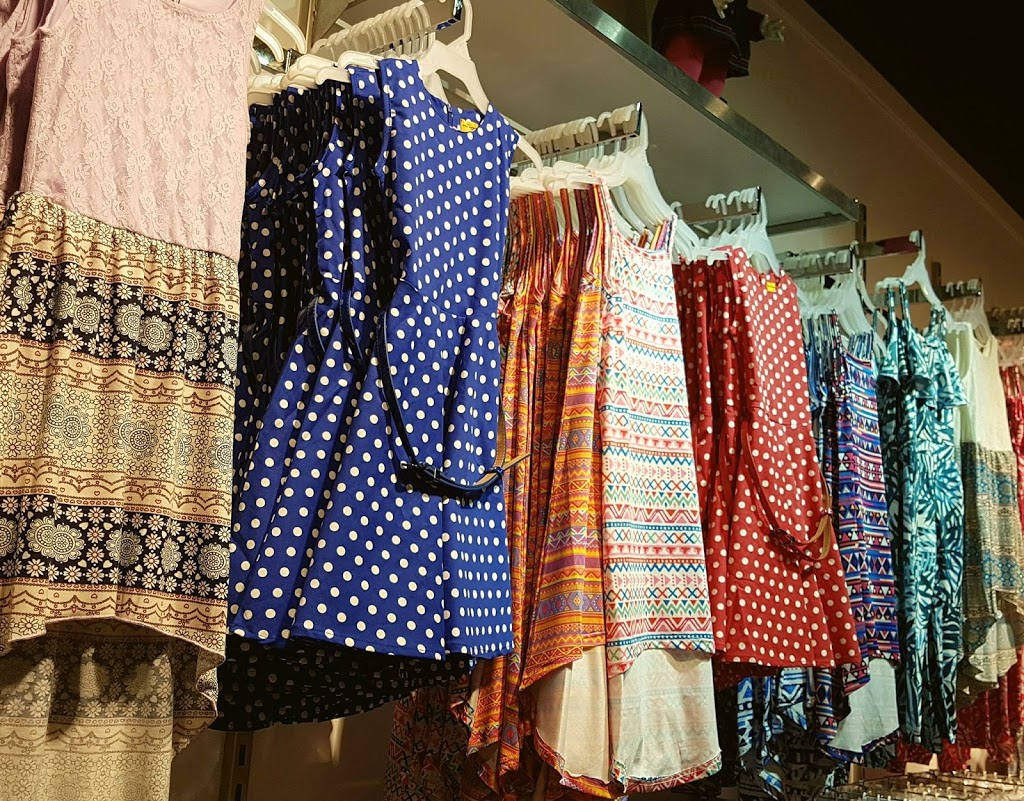 Tom & Lili | 7275 Rue Sherbrooke E #198, Montréal, QC H1N 1E9, Canada | Phone: (514) 543-9929