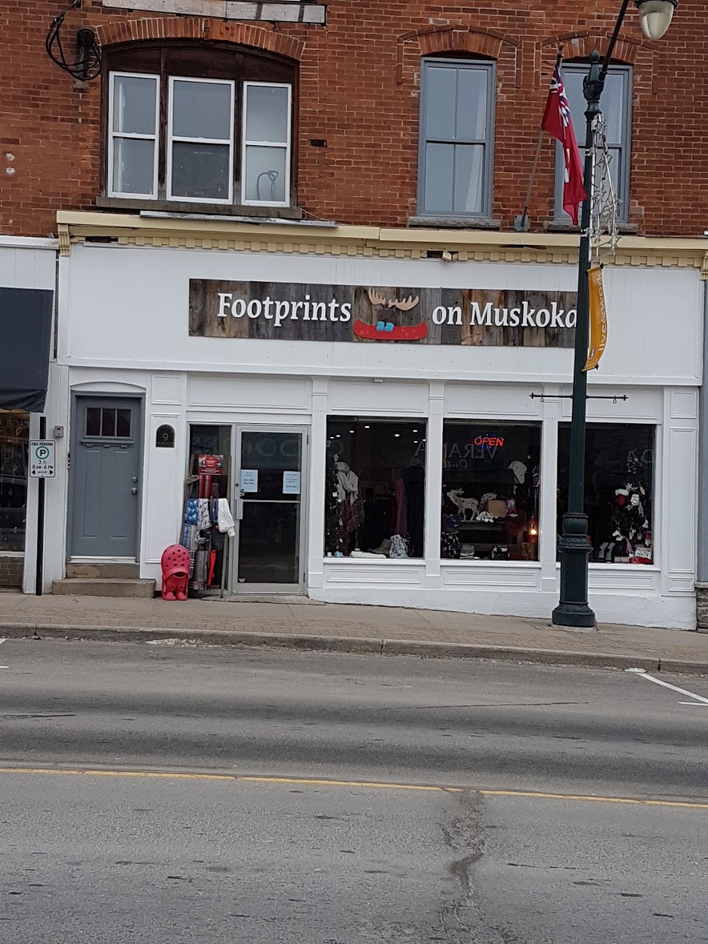 FOOTPRINTS ON MUSKOKA | 9 Manitoba St, Bracebridge, ON P1L 1S4, Canada | Phone: (705) 637-0707