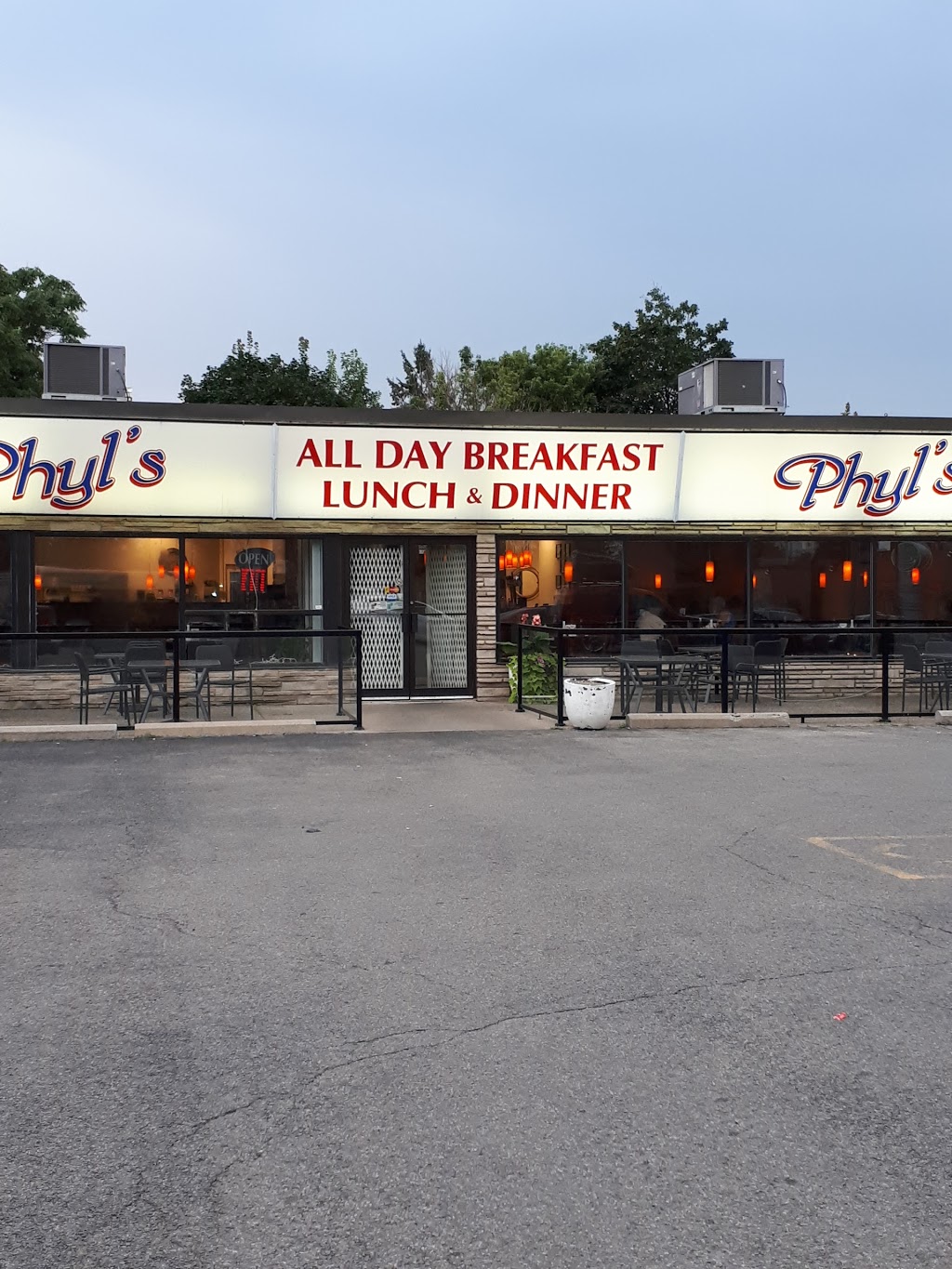 Phyls All Day Breakfast Lunch and Dinner | 6864 Lundys Ln, Niagara Falls, ON L2G 1V6, Canada | Phone: (905) 374-7495