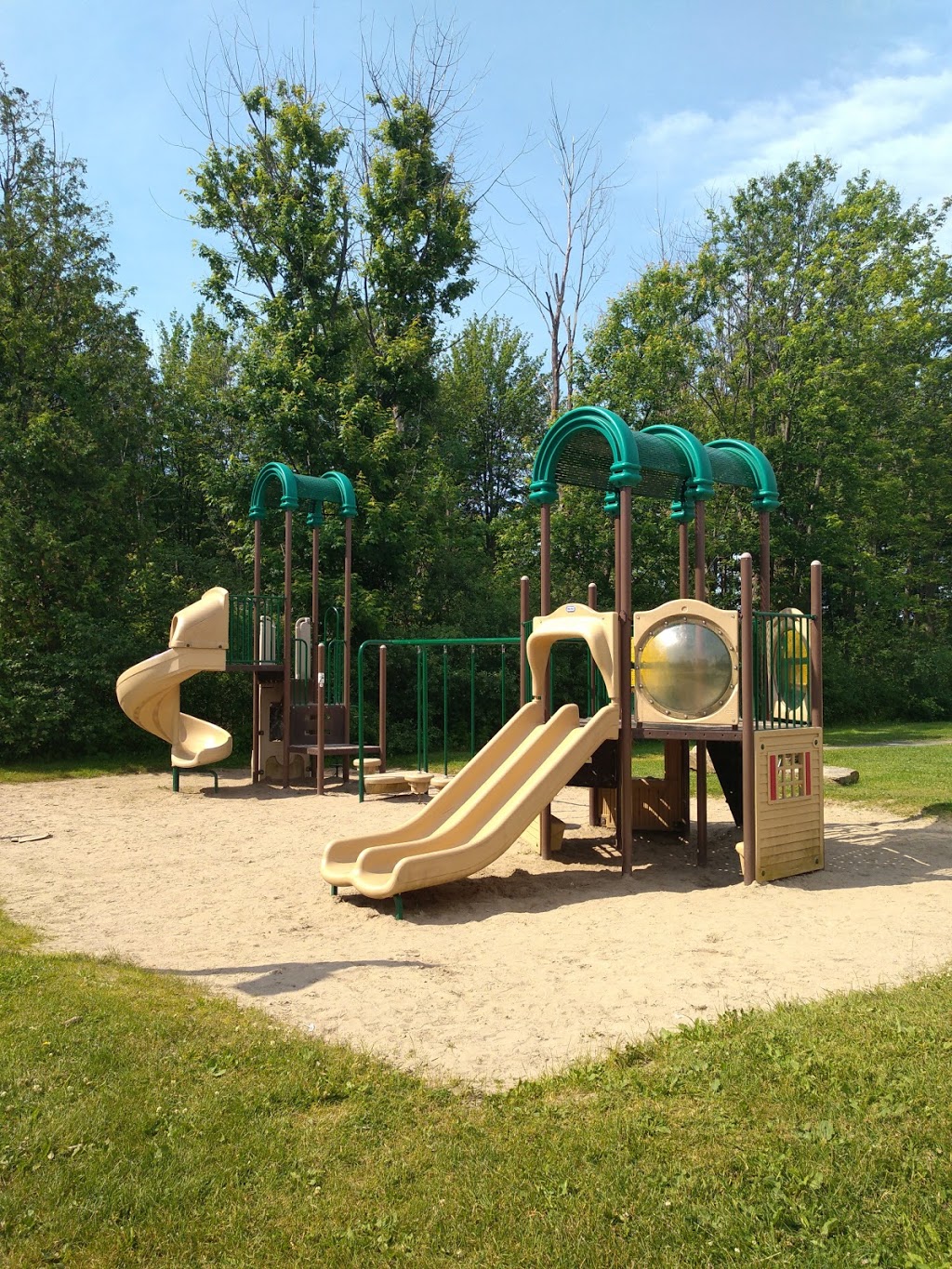 Deevy Pines Park | 65 Stonehaven Dr, Ottawa, ON K2K 1A1, Canada | Phone: (613) 580-2400