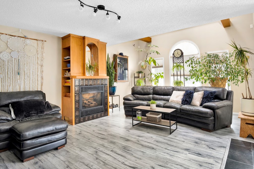 Home Expressions Photography | Box 438, 1314 Limit Ave, Crossfield, AB T0M 0S0, Canada | Phone: (587) 888-9474