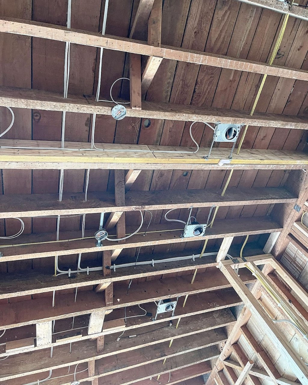 Grand Wall Electric | 4311 Paradise Valley Rd, Squamish, BC V0N 1H0, Canada | Phone: (604) 389-8552