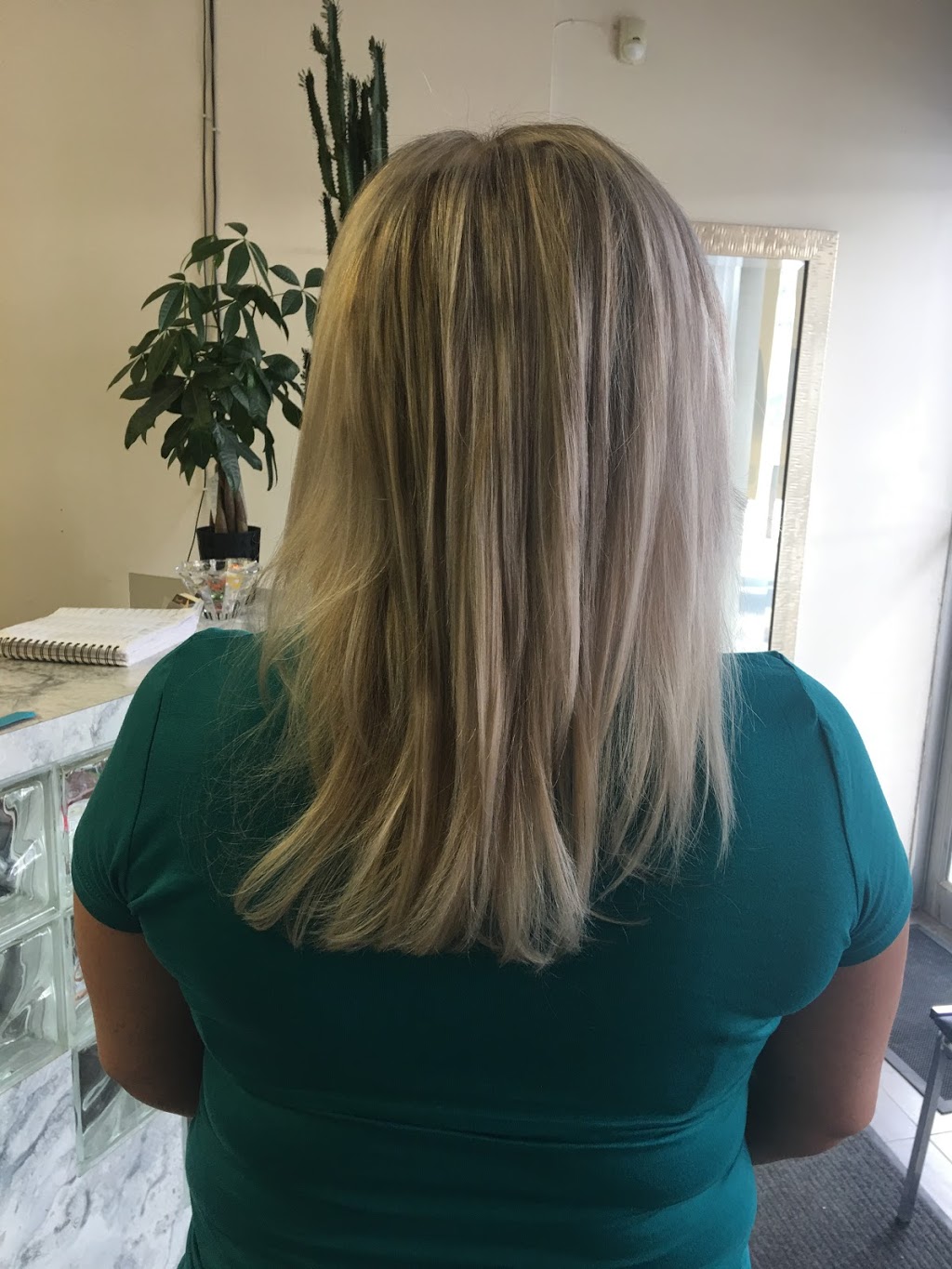 Elegante Hair Stylist 672 Sheppard Ave W North York On M3h 2s5