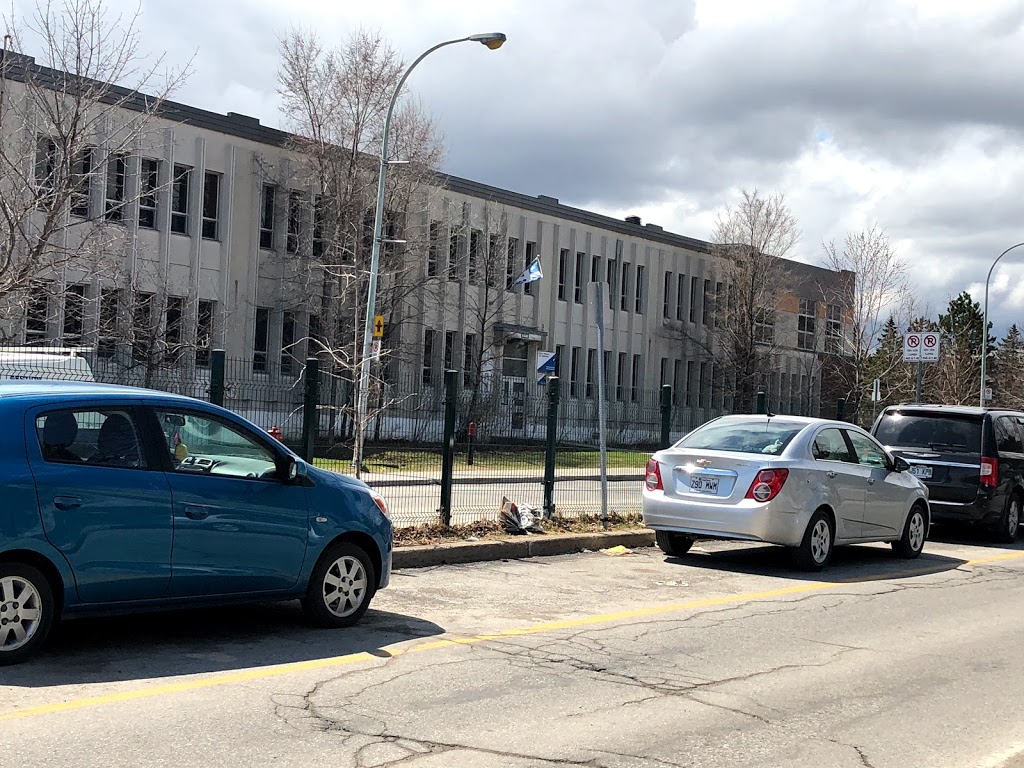 Des Roseraies School | 6440 Boulevard des Galeries dAnjou, Anjou, QC H1M 1W2, Canada | Phone: (514) 353-3130