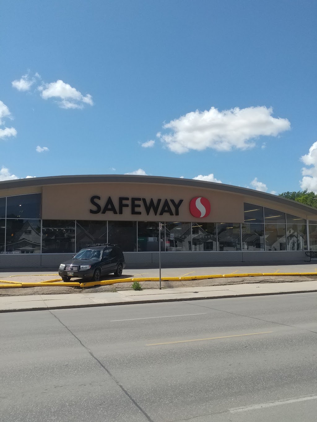 Safeway Mountain & McGregor | bakery | 594 Mountain Ave, Winnipeg, MB R2W 1L2, Canada | 2045892588 OR +1 204-589-2588