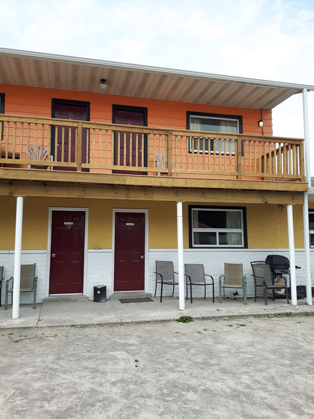 Knights Inn Cobourg | 2215 Division St N, Cobourg, ON K9A 4J9, Canada | Phone: (905) 372-2158