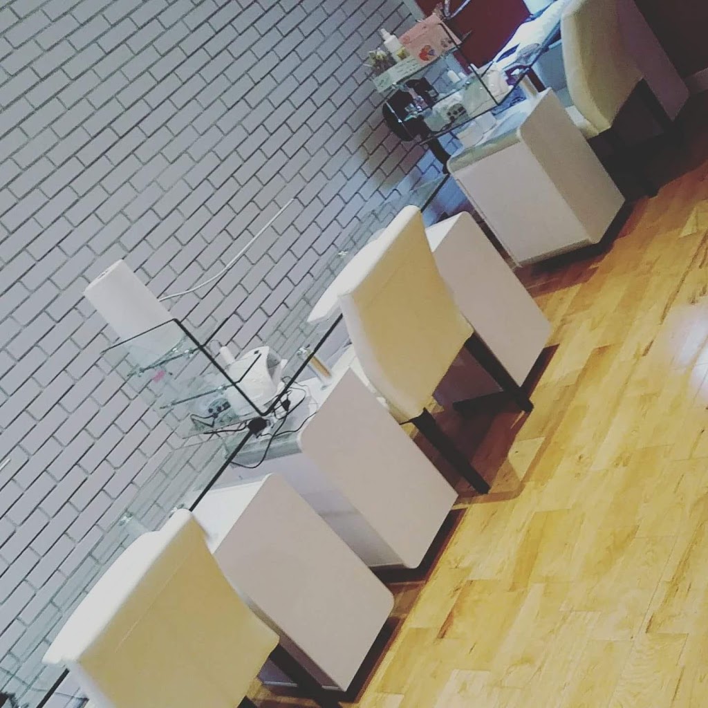 Aux petits soins, onglerie et esthétique | 69 Boulevard de lAnge-Gardien, LAssomption, QC J5W 1M2, Canada | Phone: (450) 657-7461