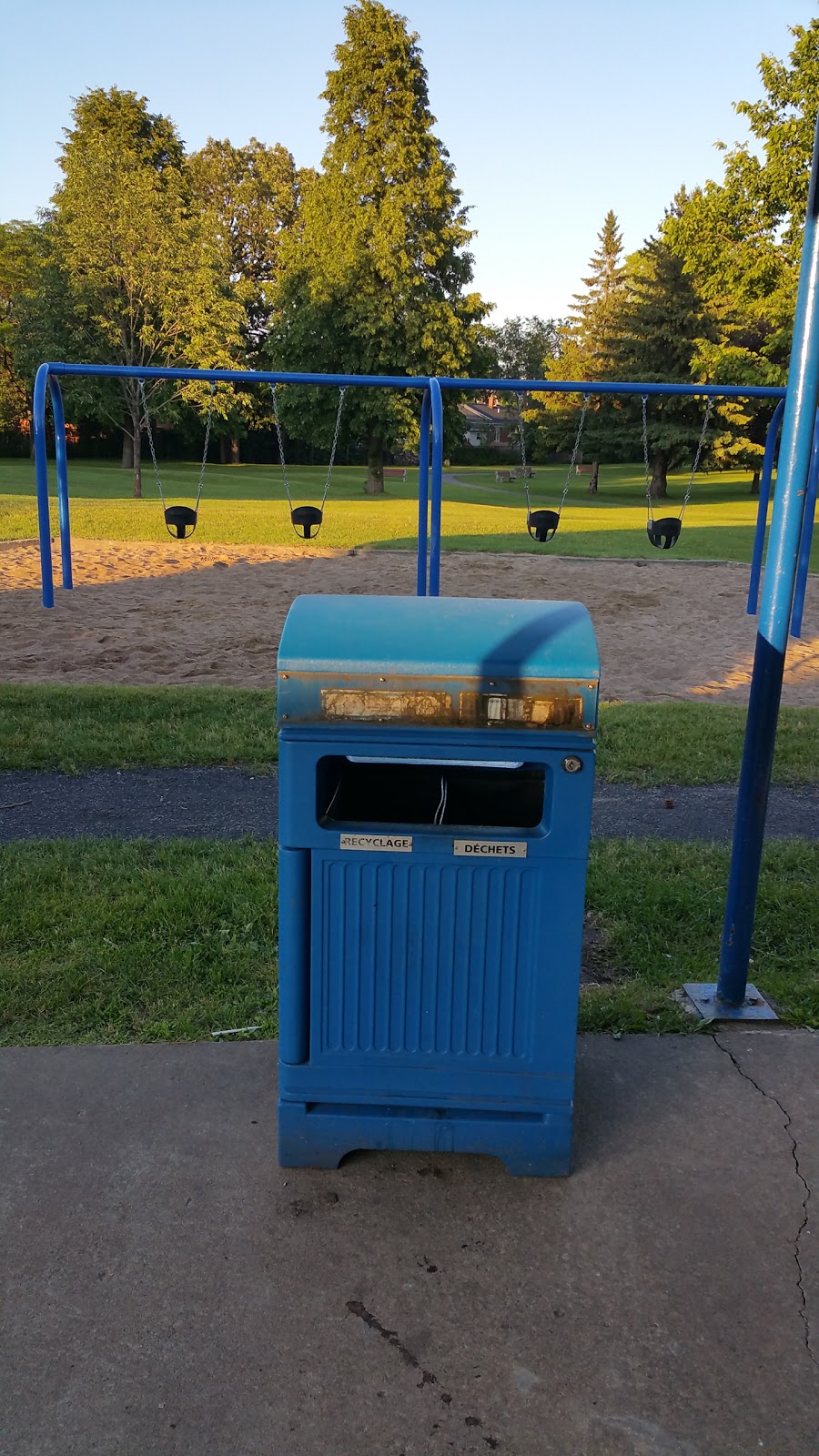 ALLAN J. LEVINE Playground (At Kirwan Park) | 8205 Chemin Mackle, Côte Saint-Luc, QC H4W, Canada