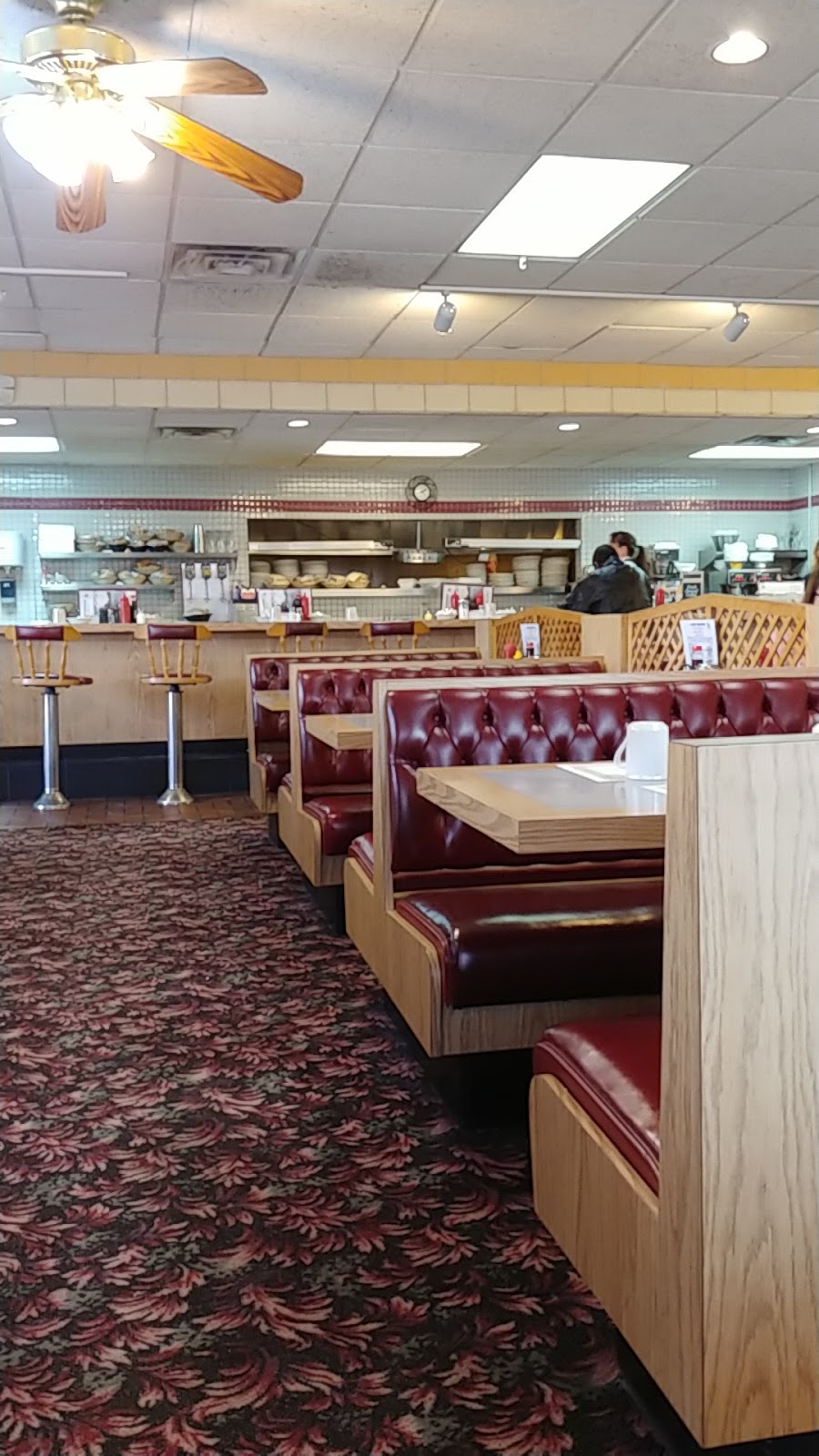 Lake Breeze Restaurant | 35450 Jefferson Ave, Harrison Charter Township, MI 48045, USA | Phone: (586) 791-1780