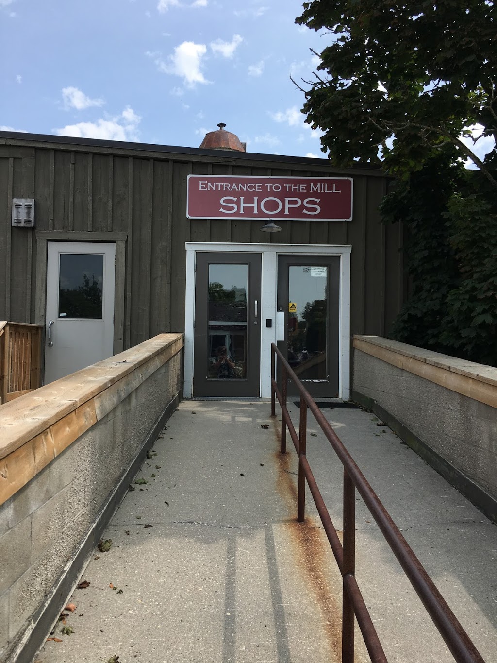 Ginas Closet | 1441 King St N, St. Jacobs, ON N0B 2N0, Canada | Phone: (519) 240-0860